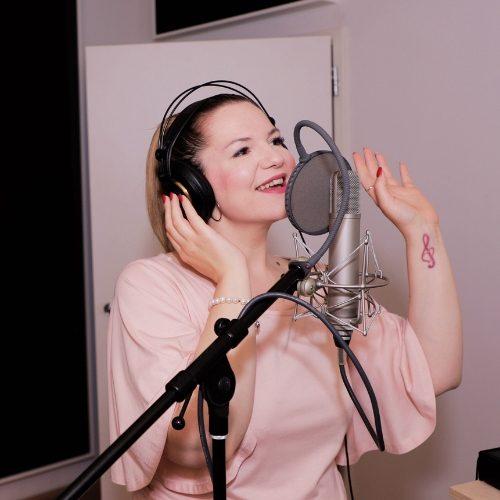 English (International) Voice Actor Veronica S.